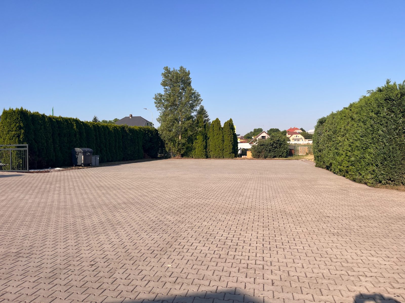 Zpevněná multifunkční plocha 1000 m² pro akce v Epic Padel Club